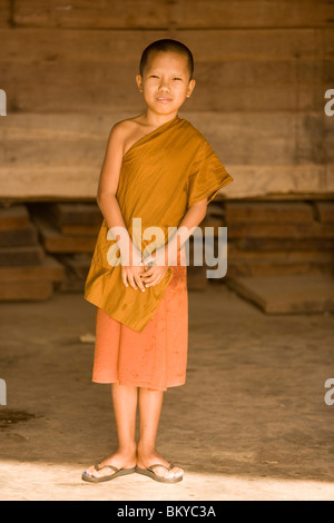 Porträt eines jungen buddhistischen Mönch, Wat Pa Luangta Bua Yannasampanno Wald Kloster, Tiger Tempels, Kanchanaburi, Thailand Stockfoto