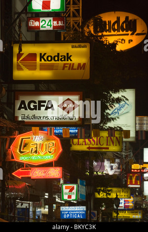 Beleuchtete Schilder entlang der Khao San Road in der Nacht, Banglamphu, Bangkok, Thailand Stockfoto