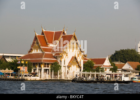 Blick auf den Fluss Chao Phraya, Wat Rakang Kositharam, Thon Buri, Bangkok, Thailand Stockfoto