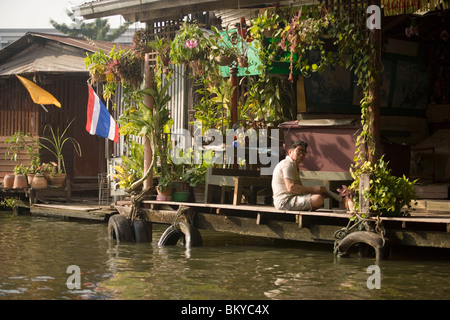 Hölzerne Pfahlbauten entlang einem Khlong, Thon Buri, Bangkok, Thailand Stockfoto