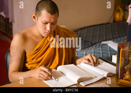 Young-buddhistischer Mönch zu studieren, Wat Mahathat, Ko Ratanakosin, Bangkok, Thailand Stockfoto