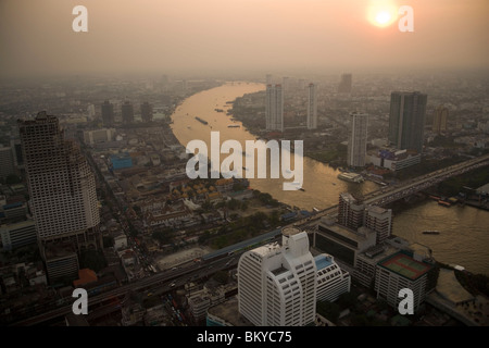 Blick vom State Tower in Bangkok mit Menam Chao Phraya River in den Abend, Bangkok, Thailand Stockfoto