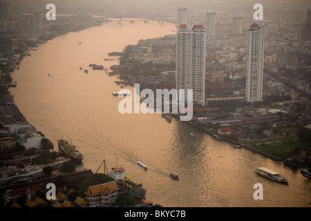 Blick vom State Tower in Bangkok mit Menam Chao Phraya River in den Abend, Bangkok, Thailand Stockfoto