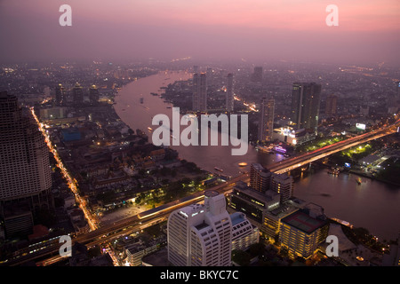 Blick vom State Tower in Bangkok mit Menam Chao Phraya River in den Abend, Bangkok, Thailand Stockfoto