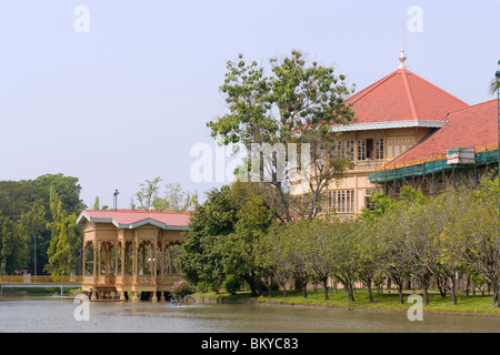 Teil des Vimanmek Teak Mansion, das weltweit größte golden Teak Gebäude, Bangkok, Thailand Stockfoto