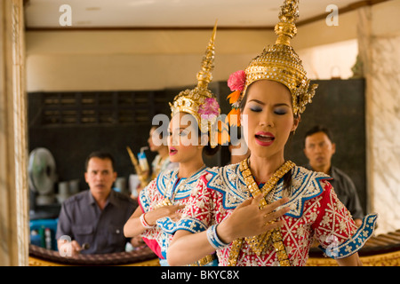 Traditionelle Thai Tänzerinnen für Brahma, tanzen sie auf Spendenaufruf, Erawan-Schrein, Ratchadamri Road in der Nähe von Siam Stockfoto