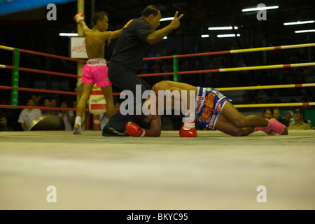 Thai-Boxer auf Boden, Schiedsrichter auszählen, Thai-Boxen, Lumphini-Stadion, Bangkok, Thailand Stockfoto