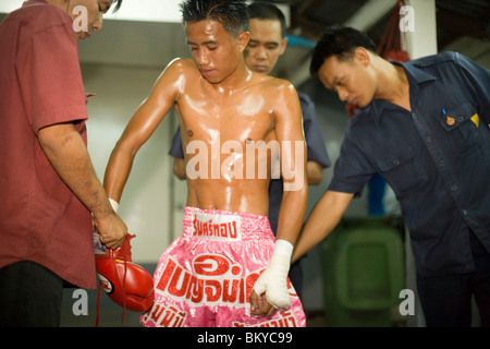 Nahaufnahme von einem Thai-Boxer, Thai-Boxen, Lumphini-Stadion, Bangkok, Thailand Stockfoto