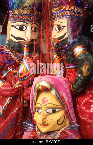 Indischen Handwerk gefertigte Puppen zum Verkauf an ein Souvenirladen in Kerala. Stockfoto