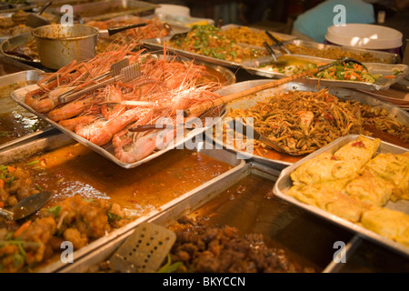 Thai-Food angeboten am Suan Chatuchak Weekend Market, Bangkok, Thailand Stockfoto