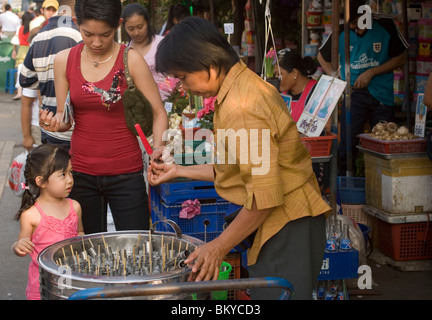 Kind kaufen Süßigkeiten am Suan Chatuchak Weekend Market, Bangkok, Thailand Stockfoto
