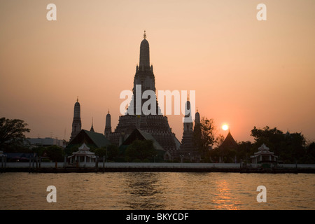 Blick über den Fluss Menam Chao Phraya, Wat Arun, der Tempel der Morgenröte, Bangkok, Thailand Stockfoto