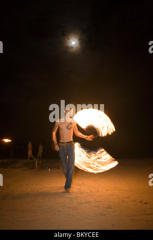 Feuer Poi Performer, Full Moon Party am Strand, Hat Rin Nok, Sunrise Beach, Ko Pha-Ngan, Thailand Stockfoto