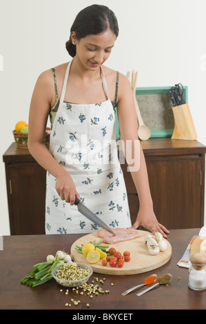 Frau, die Zubereitung von Speisen in der Küche Stockfoto