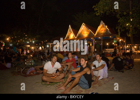 Junge Menschen auf eine Full Moon Party, Hat Rin Nok, Sunrise Beach, Ko Pha-Ngan, Thailand Stockfoto