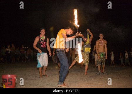 Junger Mann Juggeling mit Feuer, Full Moon Party, Hat Rin Nok, Sunrise Beach, Ko Pha-Ngan, Thailand Stockfoto