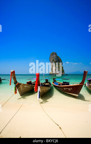 Boote verankert am Beach, Ko Poda im Hintergrund, Laem Phra Nang, Railay, Krabi, Thailand Stockfoto