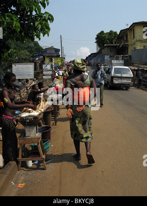 Mutter und Kind auf der Straße in Freetown, Sierra Leone, Westafrika Stockfoto