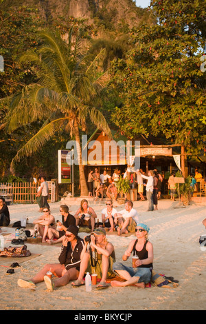 Menschen am Strand in der Nähe von Bobos Plaza sitzen und den Sonnenuntergang Hat Rai Leh, Railay West, Laem Phra Nang, Railay, Krabi Thai Stockfoto