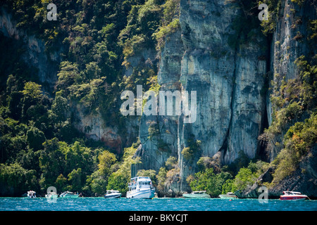 Boote vor verwilderten zerklüfteten Landschaft, Ko Phi Phi Don, Ko Phi Phi Inseln, Krabi, Thailand nach dem tsunami Stockfoto