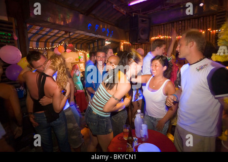 Junge Menschen in einer Bar, Ko Phi Phi Don, Ko Phi Phi Island, Krabi, Thailand nach dem tsunami Stockfoto