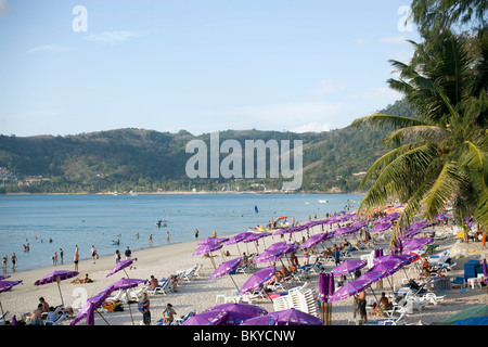 Blick über Patong Beach mit viel lila Sonnenschirme, Ao Patong, Hut Patong, Phuket, Thailand nach dem tsunami Stockfoto