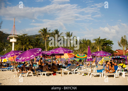 Blick über Patong Beach mit vielen Sonnenschirmen und Sonnenliegen, Ao Patong, Hut Patong, Phuket, Thailand nach dem tsunami Stockfoto