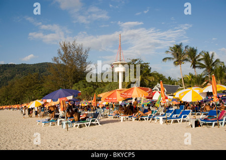 Blick über Patong Beach mit vielen Sonnenschirmen und Sonnenliegen, Ao Patong, Hut Patong, Phuket, Thailand nach dem tsunami Stockfoto