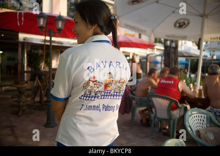 Kellnerin von einem bayerischen Biergarten am Ao Patong, Hut Patong, Patong Beach, Phuket, Thailand nach dem tsunami Stockfoto