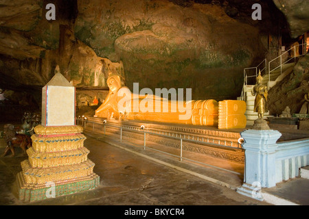 Vergoldete Reclining Buddha in einer Höhle, 15 m Wat Tham Suwankhuha, Himmel Grotte Tempel, Phang Nga, Thailand Stockfoto