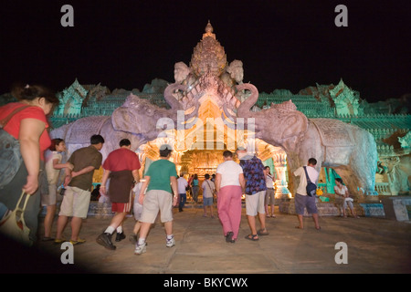 Menschen zu Fuß durch Eingang des Palastes des Elefanten, Phuket Fantasea, nachts Cultural Theme Park, Kamala Beach, Phuket Stockfoto