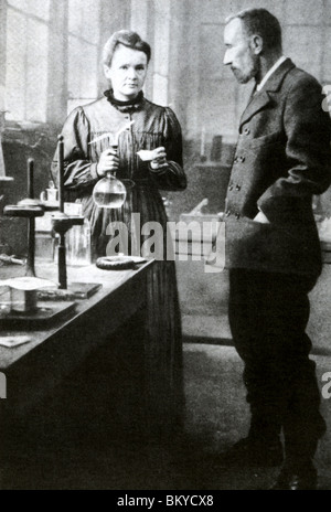 MARIE und PIERRE CURIE in ihrem Labor um 1905 Stockfoto