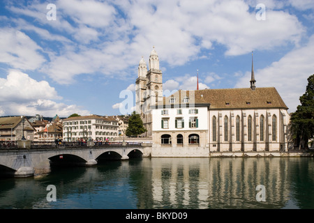 Blick über Münster-Brücke, Grossmuenster und Wasser Kirche mit Helmhaus Zürich, Kanton Zürich, Schweiz Stockfoto