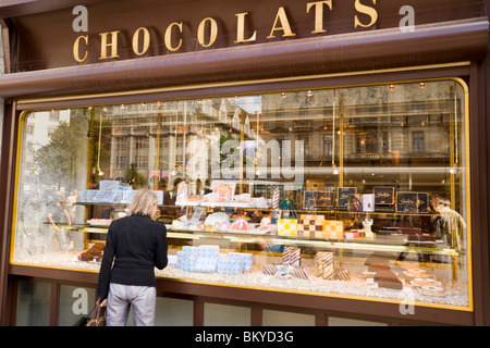 Frau stand im Schaufenster von Sprüngli (berühmte Schokoladenwaren), Bahnhof Strasse, Zürich, Kanton Zürich, Schweiz Stockfoto