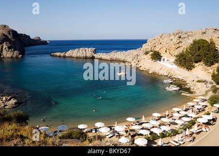 Erhöhten Blick auf Strand von St. Pauls Bay (Agios Pavlos), Lindos, Rhodos, Griechenland Stockfoto