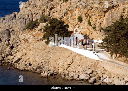 Hochzeit in Saint-Paul Kapelle, St. Pauls Bay (Agios Pavlos), Lindos, Rhodos, Griechenland Stockfoto