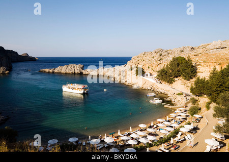 Blick über St. Pauls Bay (Agios Pavlos) mit Ausflug Boot, Lindos, Rhodos, Griechenland Stockfoto