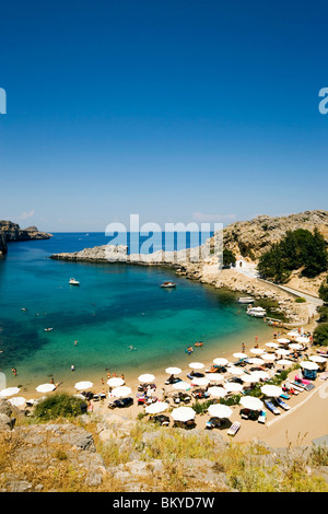 Erhöhten Blick auf Strand von St. Pauls Bay (Agios Pavlos), Lindos, Rhodos, Griechenland Stockfoto