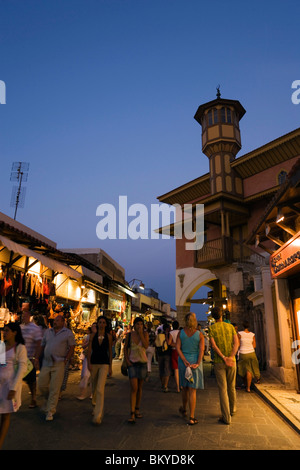 Menschen Flanieren über shopping Straße Odos Sokratous im Abend, Rhodes Town, Rhodos, Griechenland (seit 1988 Teil des UNESCO Stockfoto