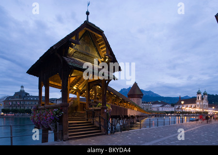 Eintrag der Kapellbruecke (Kapellbrücke, älteste überdachte Brücke Europas) und der Wasserturm in den Abend, Jesuiten-Kirche, erste l Stockfoto