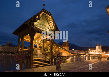 Eintrag der Kapellbruecke (Kapellbrücke, älteste überdachte Brücke Europas) und der Wasserturm in den Abend, Jesuiten-Kirche, erste l Stockfoto