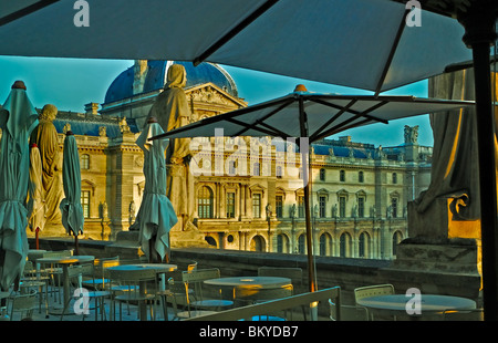 Paris, Frankreich - Paris Cafe im Louvre, Blick auf leere Terrasse vor Eröffnung Stockfoto