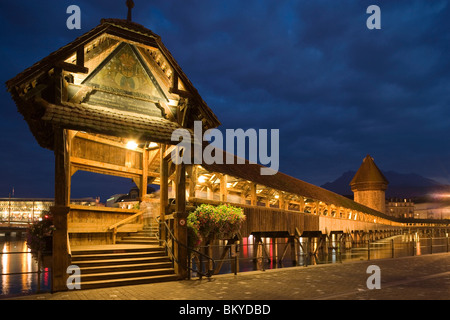 Eintrag der Kapellbruecke (Kapellbrücke, älteste überdachte Brücke Europas) und der Wasserturm in den Abend, Jesuiten-Kirche, erste l Stockfoto