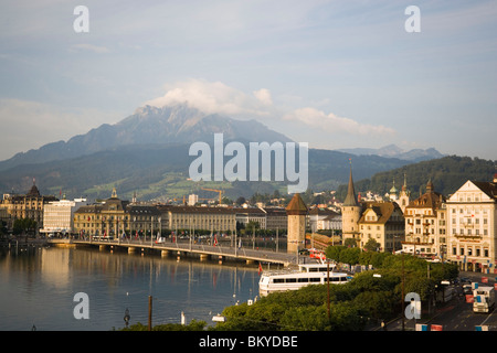 Seebruecke, Kapellbruecke (Kapellbrücke, älteste überdachte Brücke Europas) und Wasserturm, Berge im Hintergrund, Luzern, kann Stockfoto