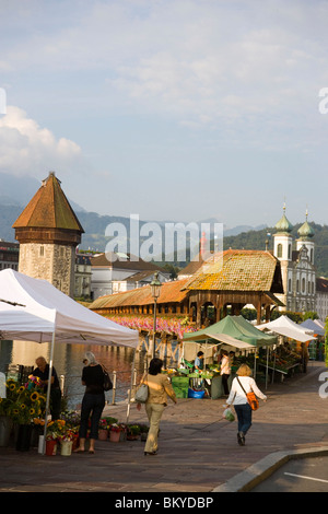 Bauernmarkt am Eingang des Kapellbruecke (Kapellbrücke, älteste überdachte Brücke Europas) und der Wasserturm, Luzern, Kanton L Stockfoto