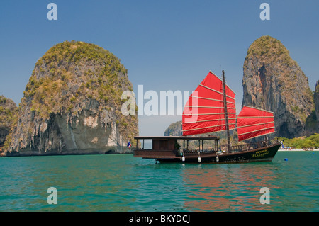 Ao Nang in der Nähe von Krabi Thailand liegt zentral in der Andamanensee (Princess Bay) und Funktionen sehr malerische Topographie für Bootsfahrer Stockfoto