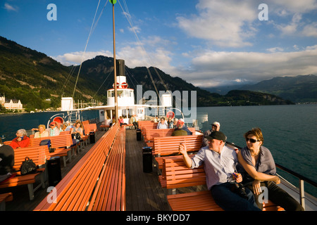 Passagiere sitzen auf dem Deck eines Dampfers Schaufelrad, Vierwaldstättersee, Kanton Luzern, Schweiz Stockfoto