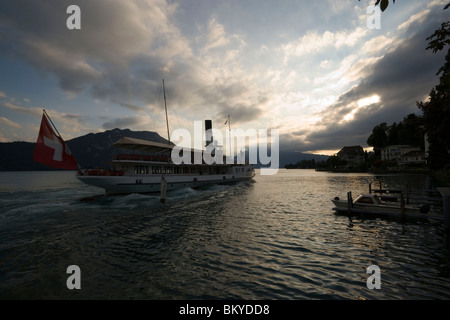 Schaufelrad-Dampfer vorbei Weggis, Kanton Luzern, Schweiz Stockfoto