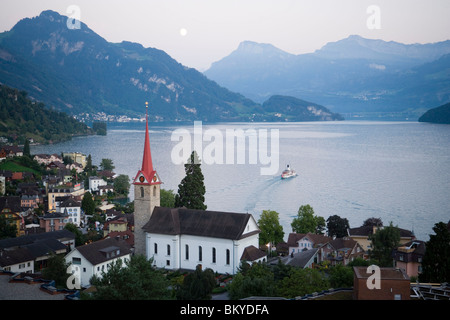 Pfarrkirche St. Maria, Schaufelrad-Dampfer auf dem Vierwaldstättersee, Weggis, Kanton Luzern, Schweiz Stockfoto