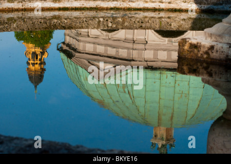 Hofgarten Brunnen Wasserreflexionen von Dianas Tempel und Kirche der Theatinerkirche in München. Stockfoto